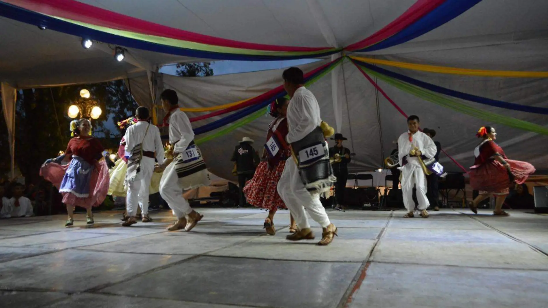 Más de100 parejas participaron en el concurso nacional de Huapango.